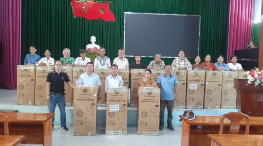 Nano Geyser trao tặng máy lọc nước cho 16 hộ dân vùng lũ Quảng Nam